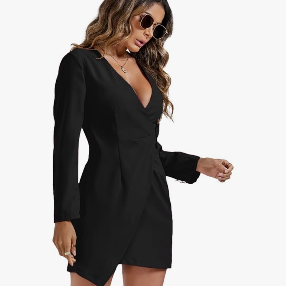 Chic Black Long Sleeve Dress
New no tags never worn